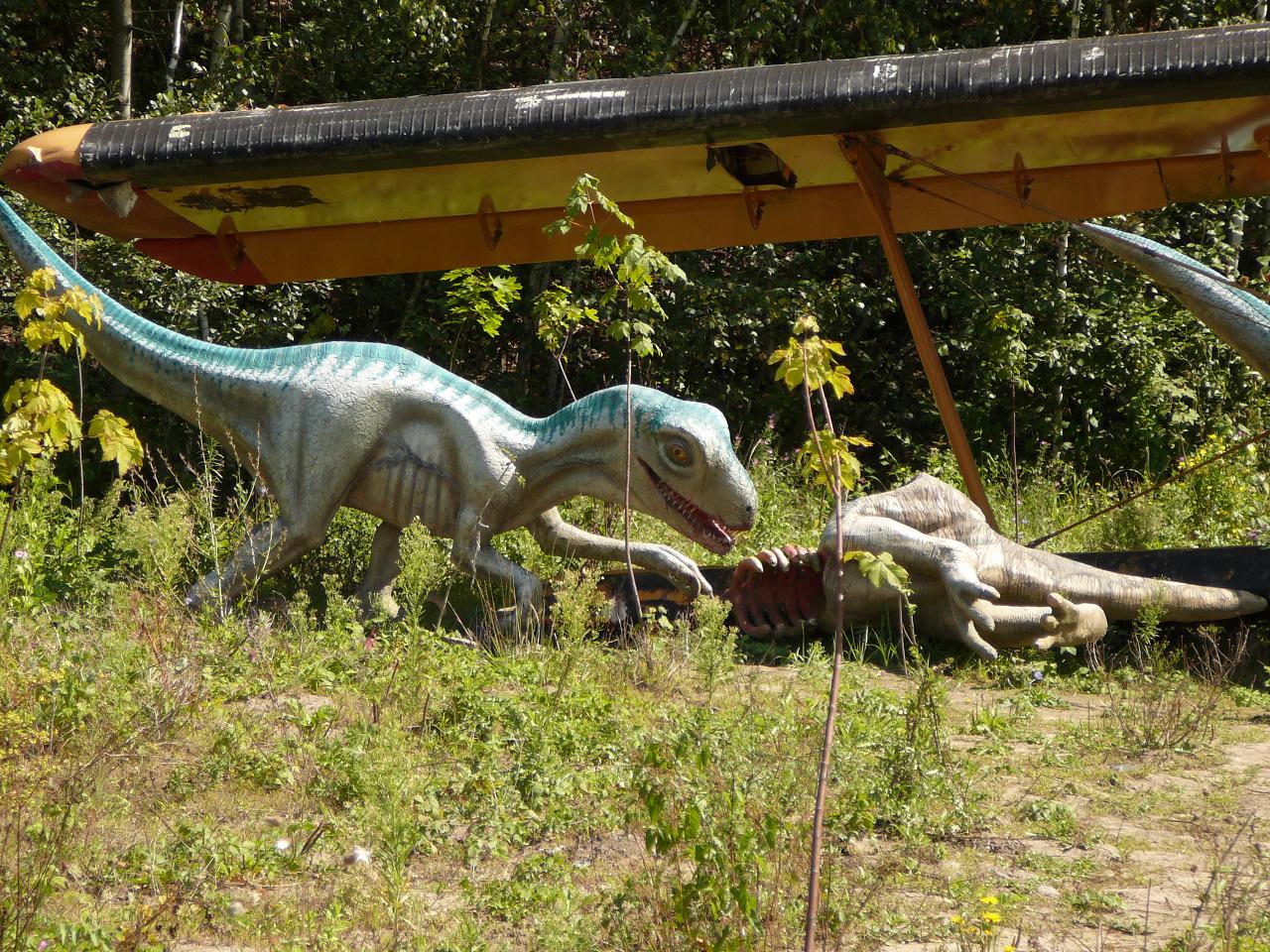 Deinonychus a mršina.JPG